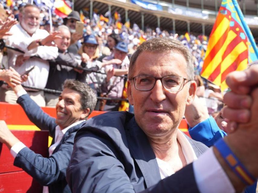 Carlos Mazón y Alberto Núñez Feijóo en el acto electoral del PP en la plaza de toros de Valencia.