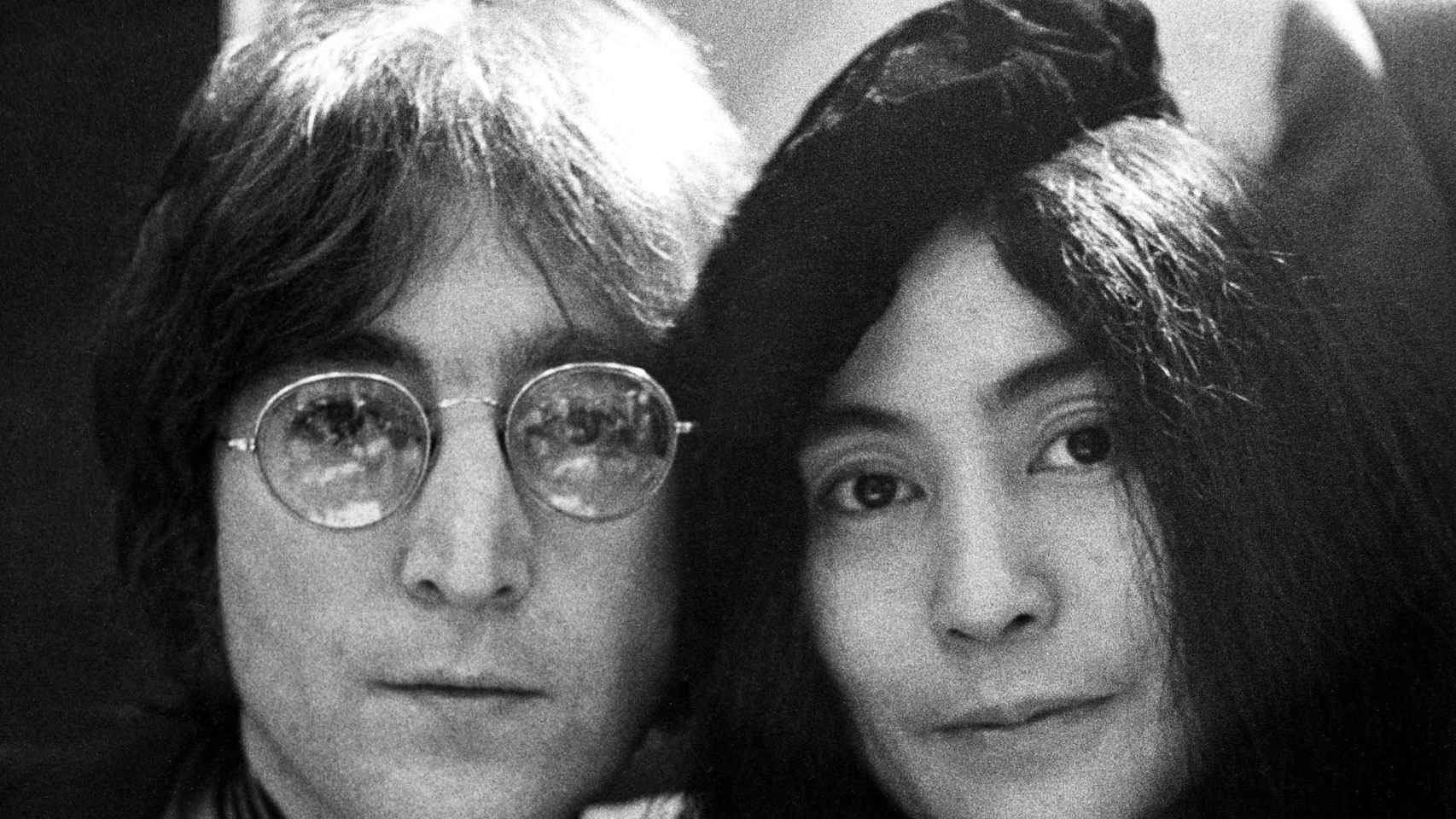 Yoko junto al músico John Lennon