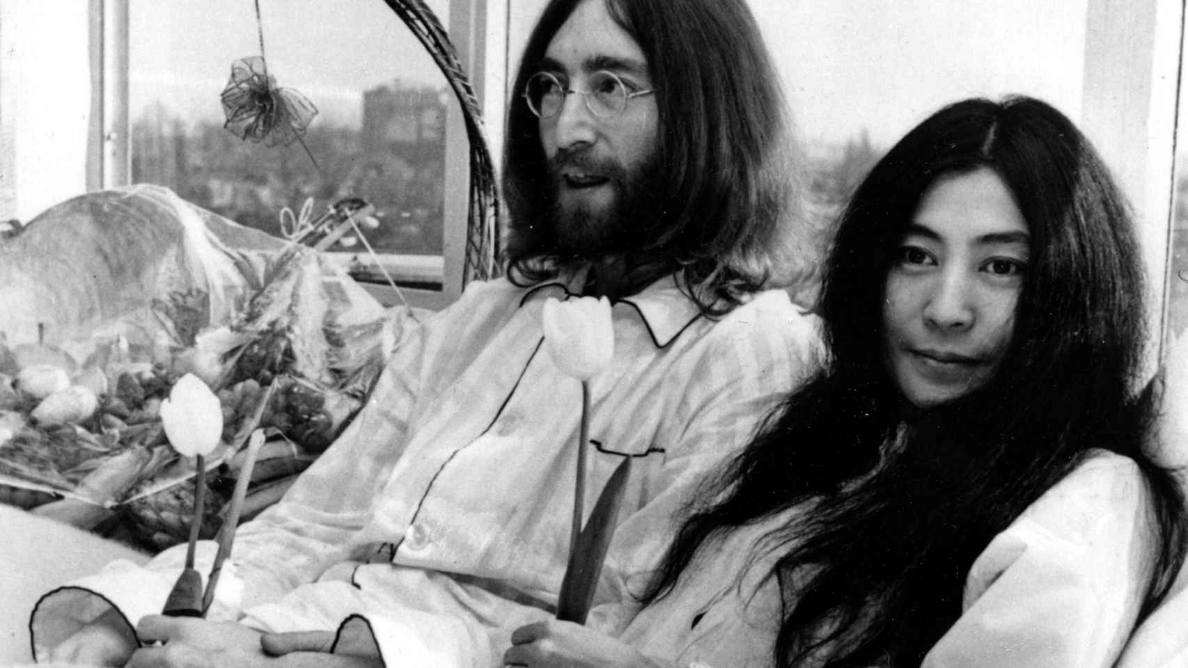 Yoko y John Lennon en su conocida performance por la paz.
