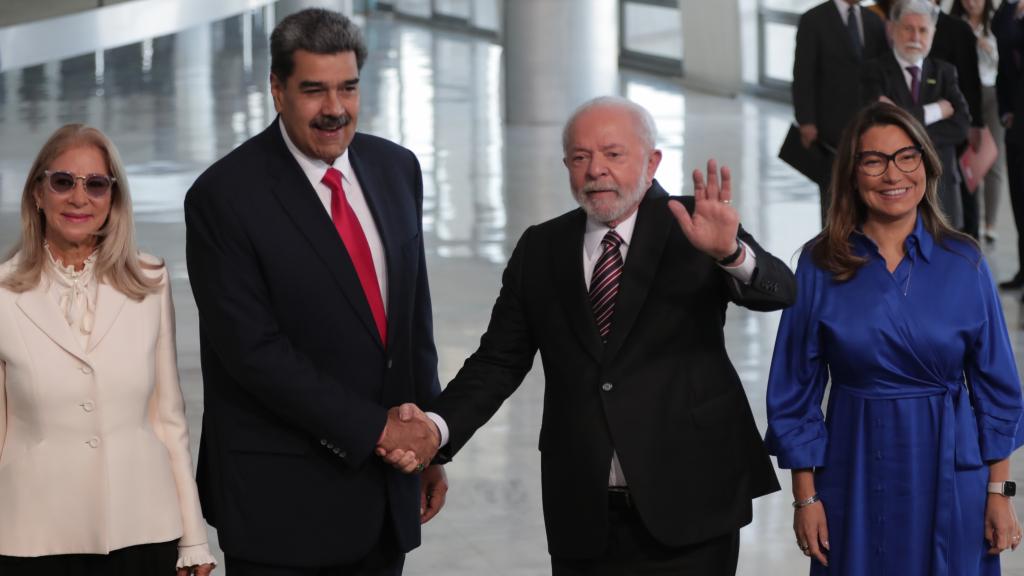 El presidente de Brasil, Luiz Inácio Lula da Silva, recibe a su homólogo venezolano, Nicolás Maduro, este lunes.