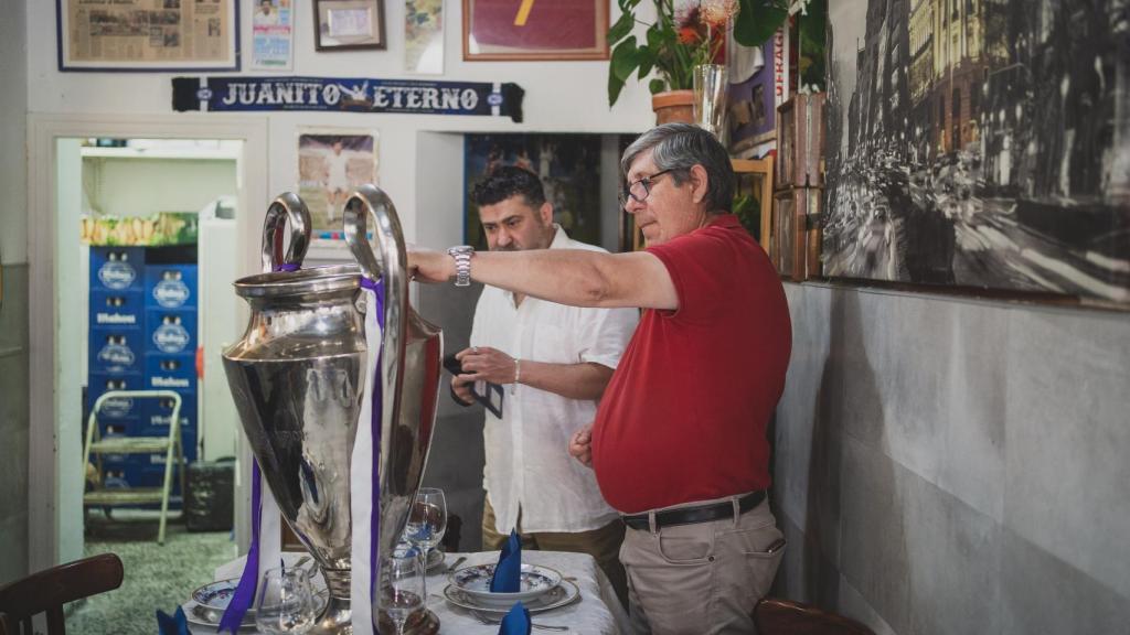 Un grupo de comensales mira la réplica de la 'orejona' en el bar Toñín.