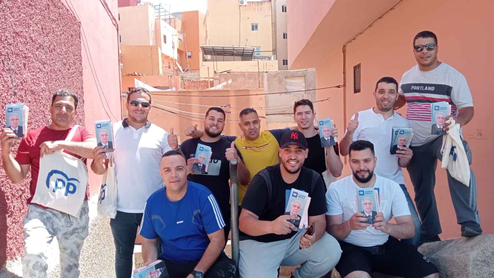 Yusef y sus 12 amigos, todos musulmanes, durante el reparto en territorio hostil del CpM.