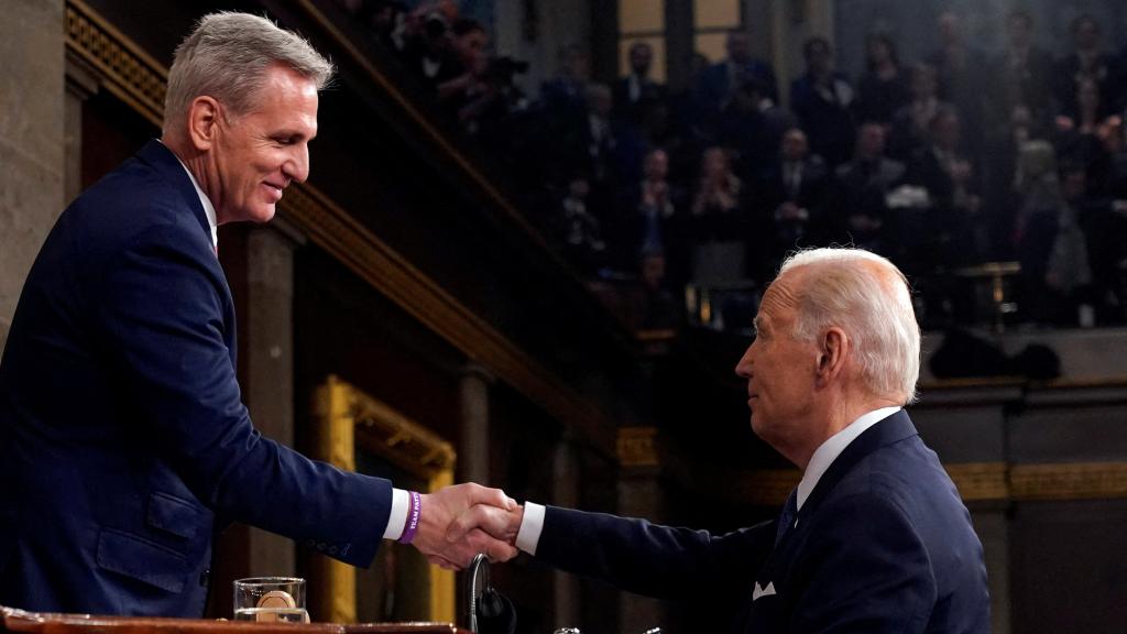 El presidente Joe Biden le da la mano al presidente de la Cámara de Representantes, Kevin McCarthy , de California, después del discurso del Estado de la Unión ante una sesión conjunta del Congreso en el Capitolio, el martes 7 de febrero de 2023.