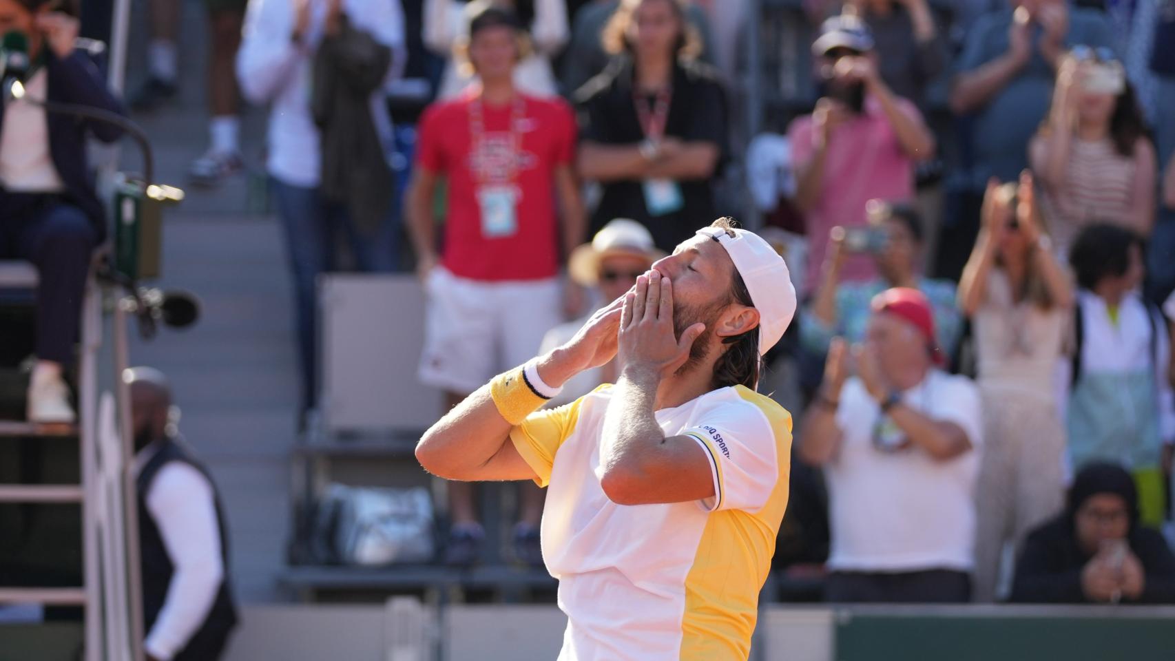 Lucas Pouille, durante la ovación recibida por parte del público de Roland Garros.