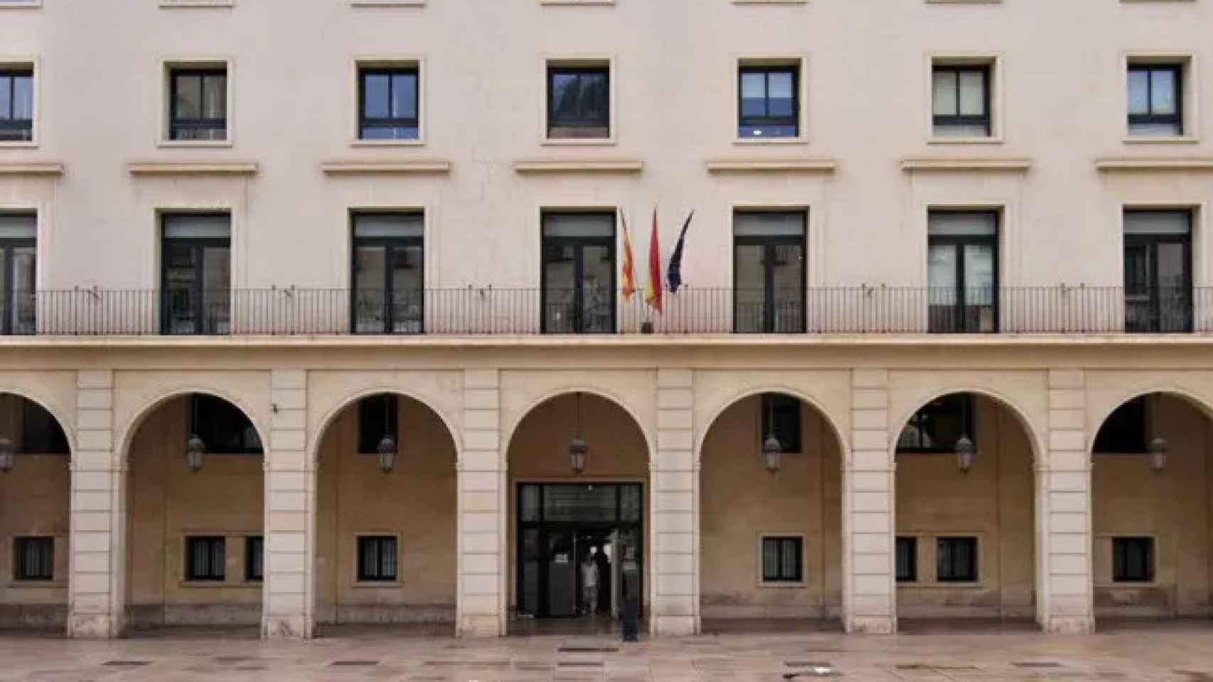 La fachada de la Audiencia de Alicante donde se ha juzgado este caso.