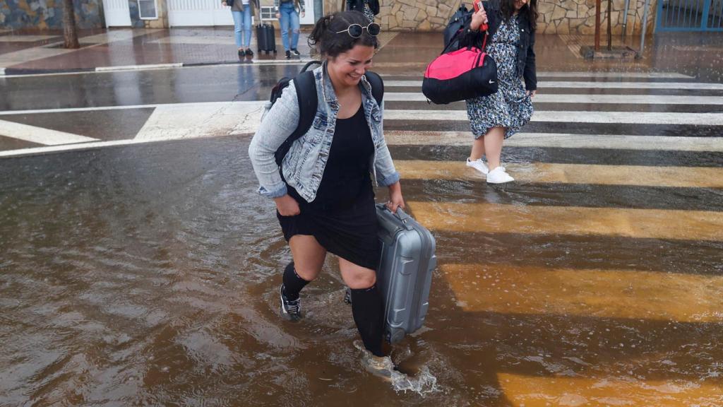 Varias personas cruzan una calle inundada en Castellón durante las lluvias torrenciales de la semana pasada.