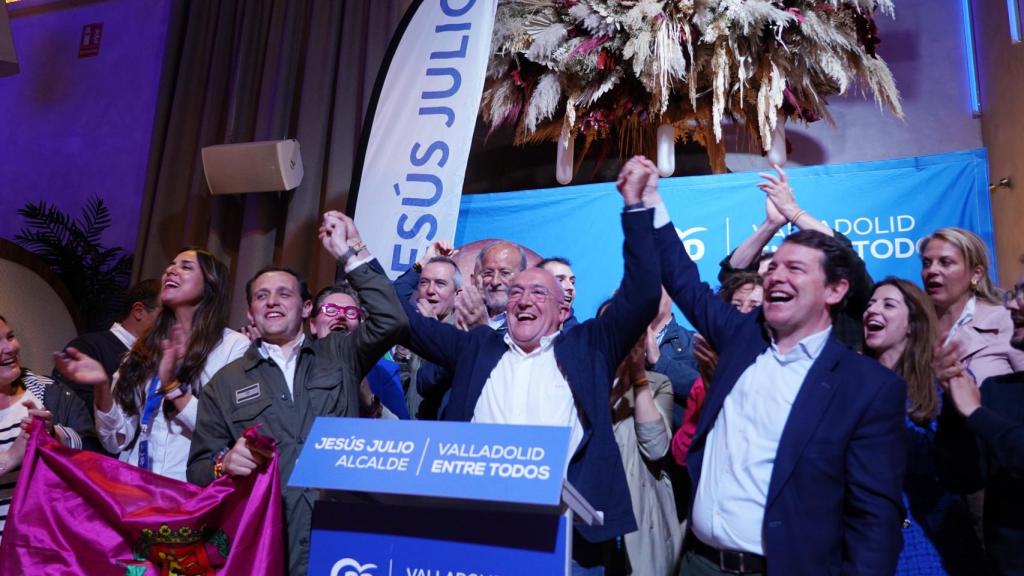 Jesús Julio Carnero, candidato del PP, celebra la victoria en las elecciones a la Alcaldía de Valladolid junto al presidente provincial del partido, Conrado Íscar, y al presidente autonómico del PP, Alfonso Fernández Mañueco