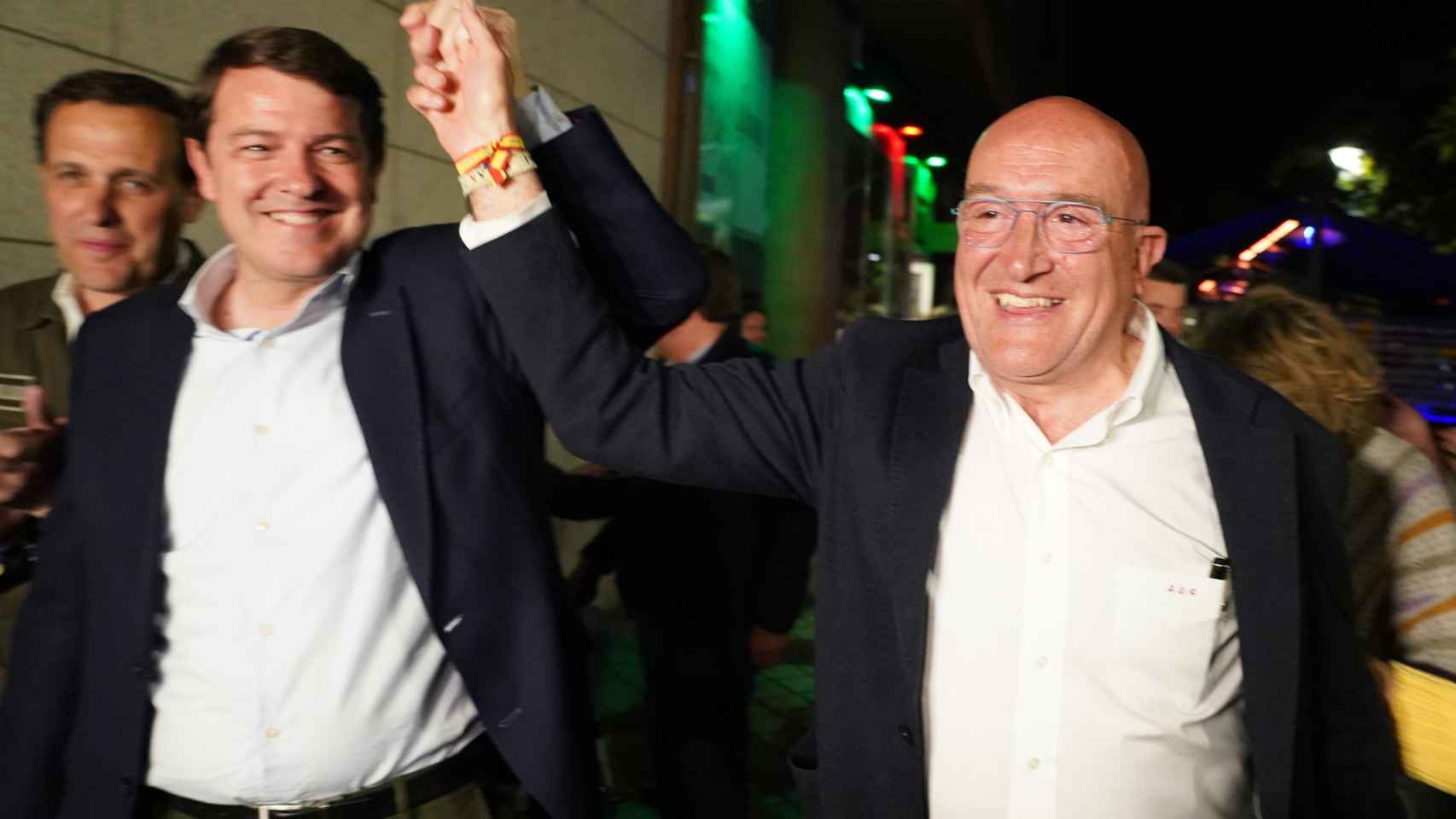 Jesús Julio Carnero, candidato del PP, celebra la victoria en las elecciones a la Alcaldía de Valladolid junto al presidente autonómico del PP, Alfonso Fernández Mañueco
