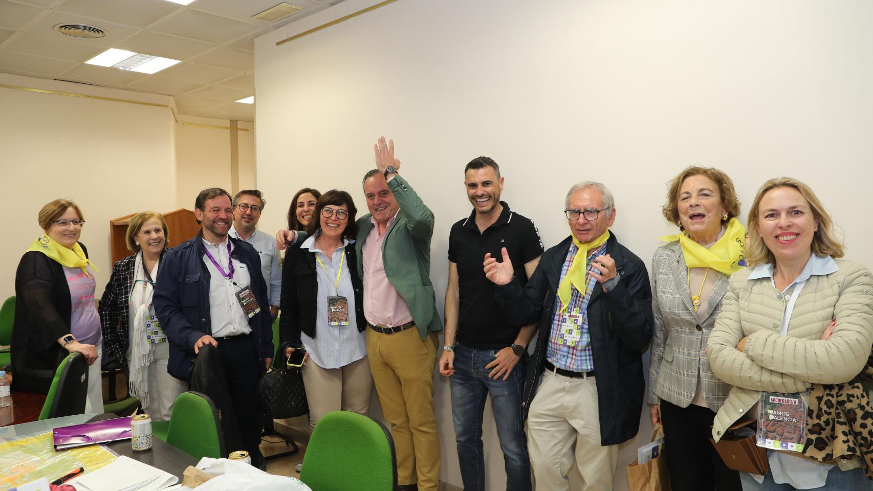 El candidato de ¡Vamos Palencia!, Domiciano Curiel (en el centro con chaqueta verde), durante la noche electoral