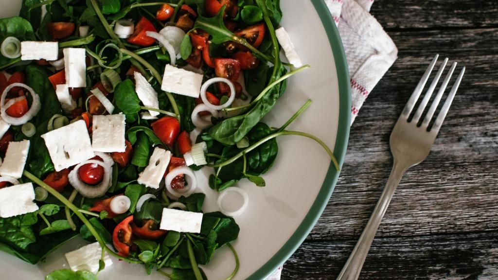 Una ensalada de tofu y espinacas.