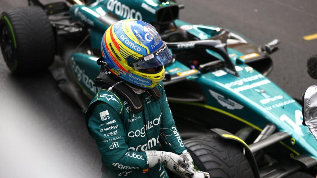 Fernando Alonso, junto a su Aston Martin, en el Gran Premio de Mónaco.