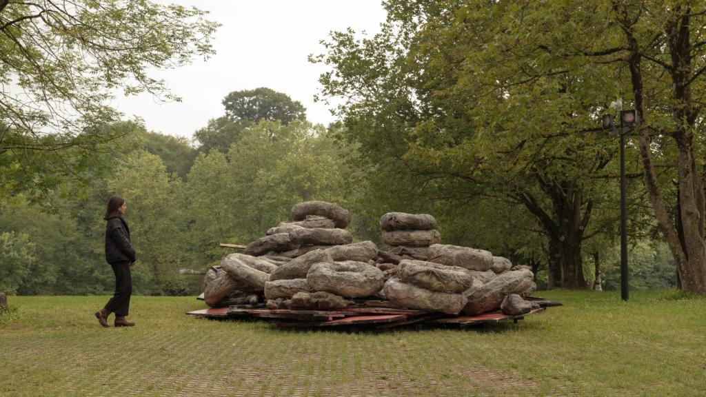 Phyllida Barlow: 'fallengunstyresandplacards', 2015