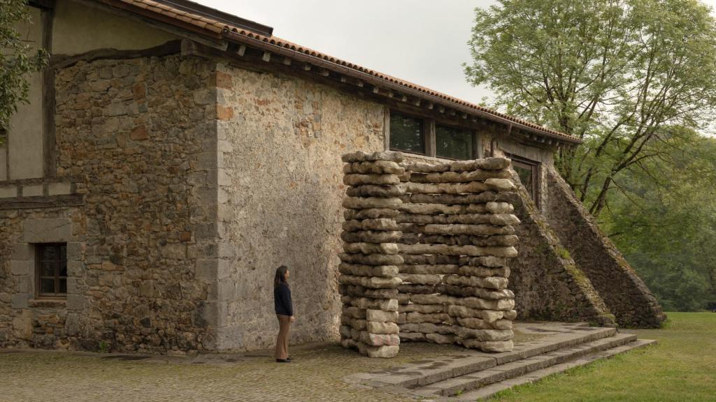 Phyllida Barlow: 'untitled: holder', 2015, en el exterior de Chillida Leku