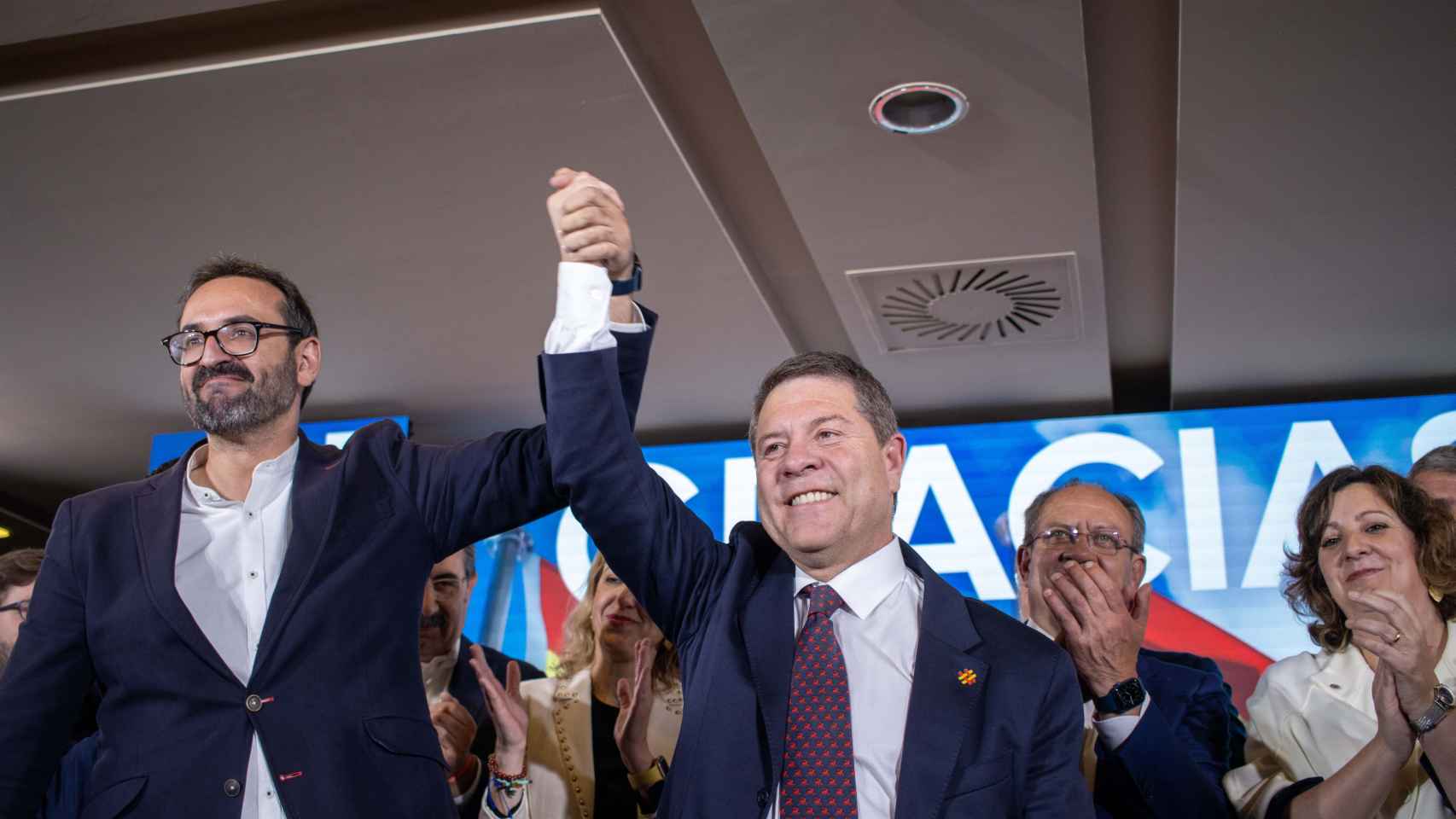 Sergio Gutiérrez y Emiliano García-Page la noche electoral de las elecciones autonómicas de 2023.