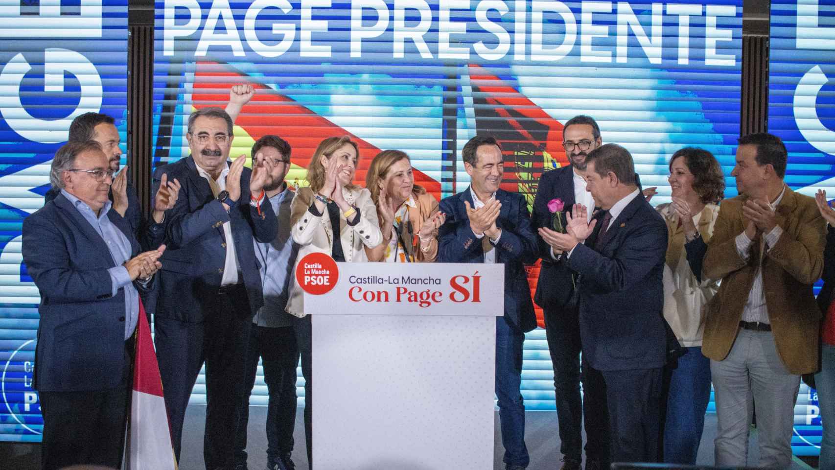 El PSOE de Castilla-La Mancha celebrando la victoria electoral. Foto: Javier Longobardo.