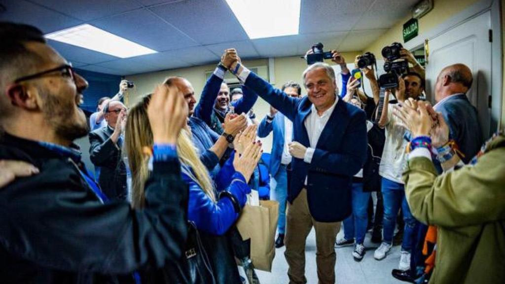 Paco Cañizares celebrando que puede convertirse en nuevo alcalde de Ciudad Real.