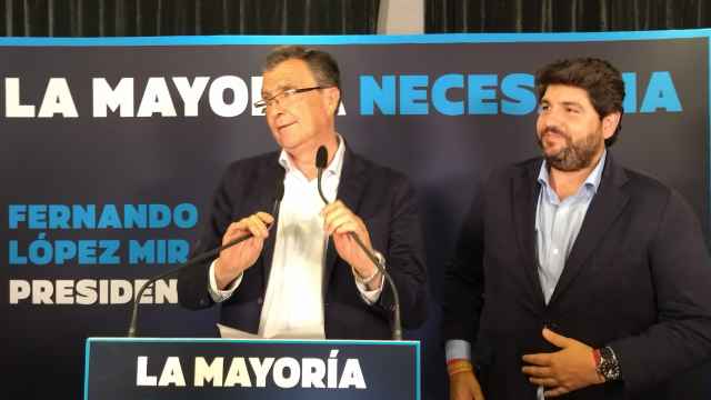 El candidato a la alcaldía de Murcia, José Ballesta, junto al reelegido presidente de la Región de Murcia, Fernando López Miras, la madrugada de este lunes, en el Hotel NH Amistad de Murcia.