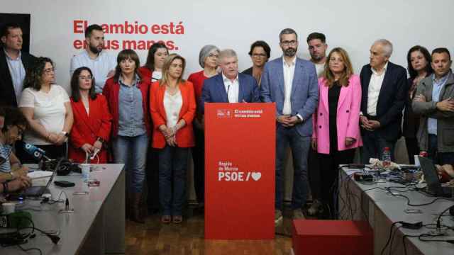 El secretario general del PSOE, Pepe Vélez, este domingo, analizando los resultados de la jornada electoral.