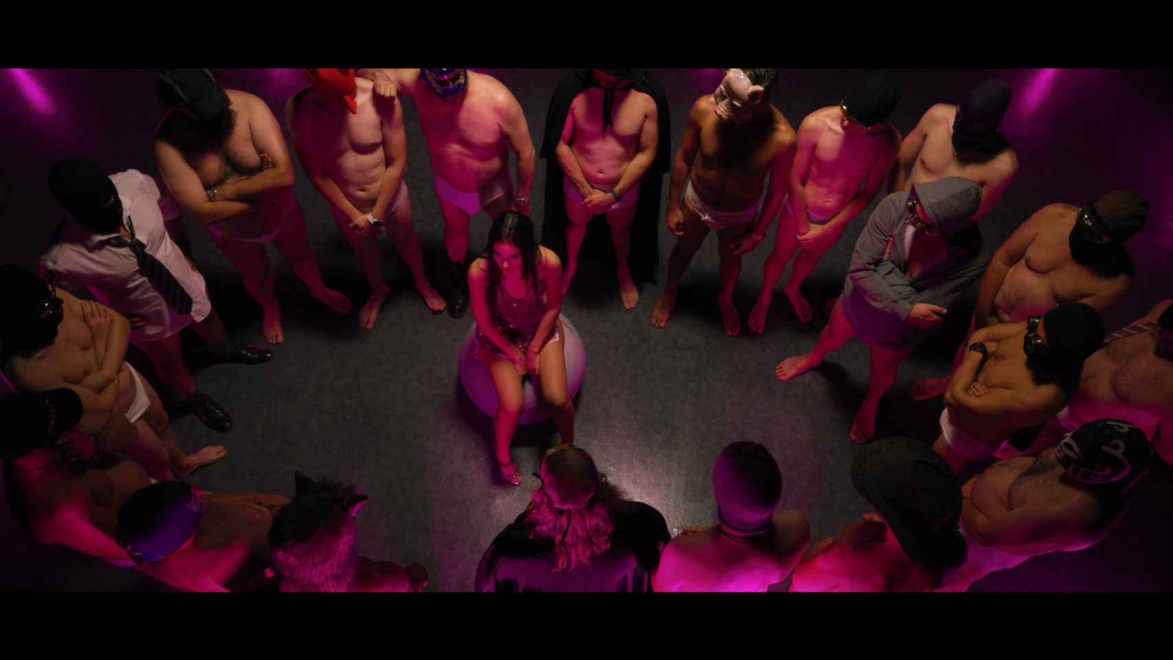 Imagen de la nueva serie de Mabel Lozano, 'PornoXplotación', en la que se recrea una escena de violación en grupo de una película porno.