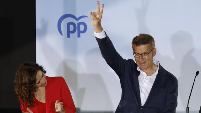 Feijóo, junto a Ayuso, durante la celebración de la victoria electoral del PP este domingo.