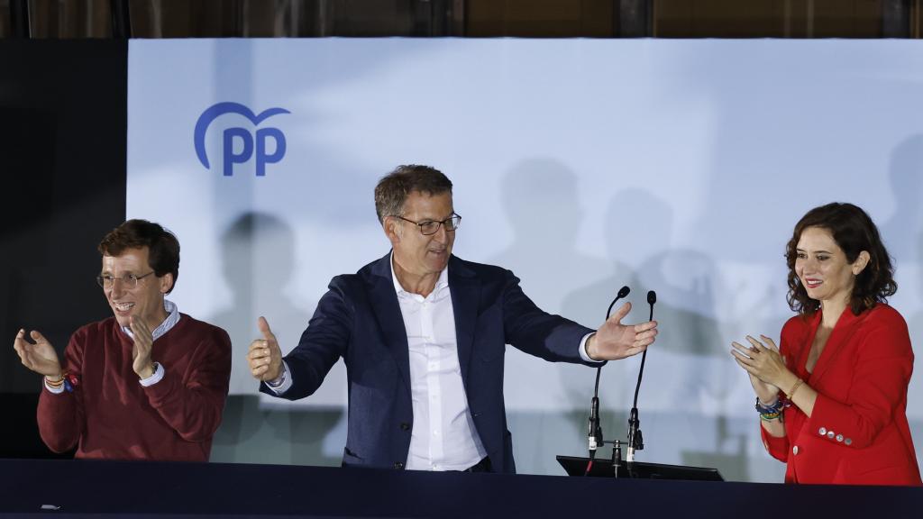 Alberto Núñez Feijóo, junto a Isabel Díaz Ayuso y José Luis Martínez Almeida, celebra la victoria del PP el 28-M.