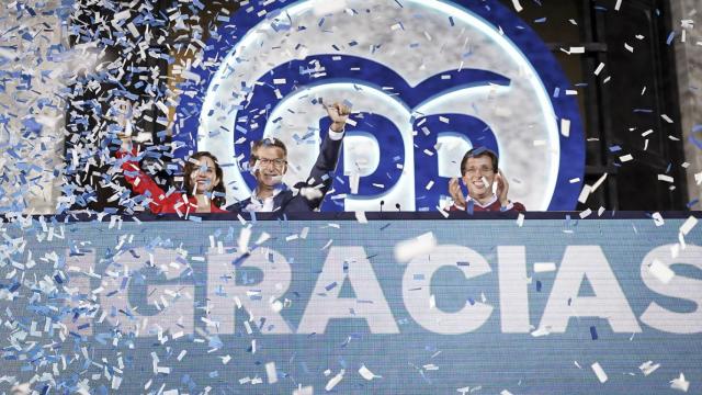 Alberto Núñez Feijóo, este domingo en el balcón de la sede del PP, con Ayuso y Almeida.