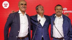 Antonio Muñoz, Juan Espadas y Javier Fernández, este domingo en la sede del PSOE en Sevilla.