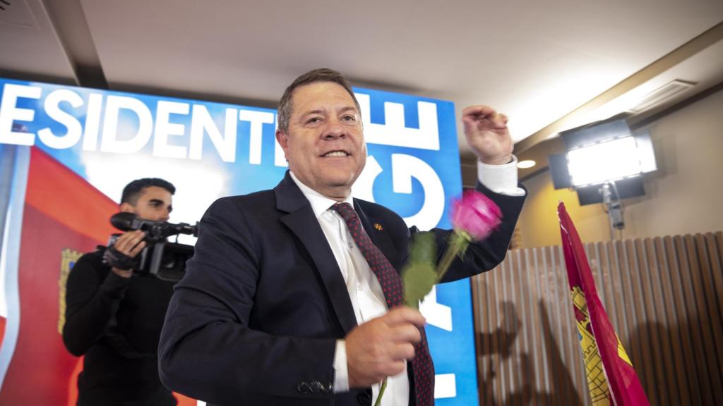 Emiliano García-Page, este domingo, celebrando su nueva mayoría absoluta en Castilla-La Mancha.