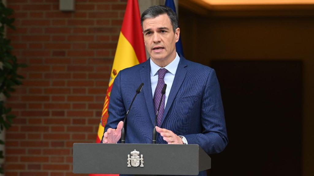 El presidente Sánchez, a las puertas de la Moncloa, durante su comparecencia este lunes ante los medios.