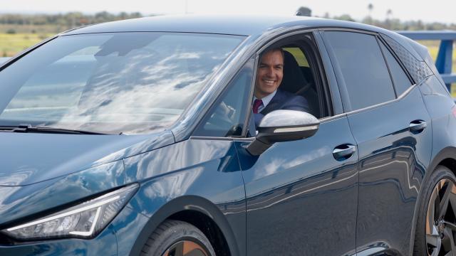 Pedro Sánchez, al volante de un coche eléctrico en la presentación de la gigafactoría de baterías de Volkswagen.