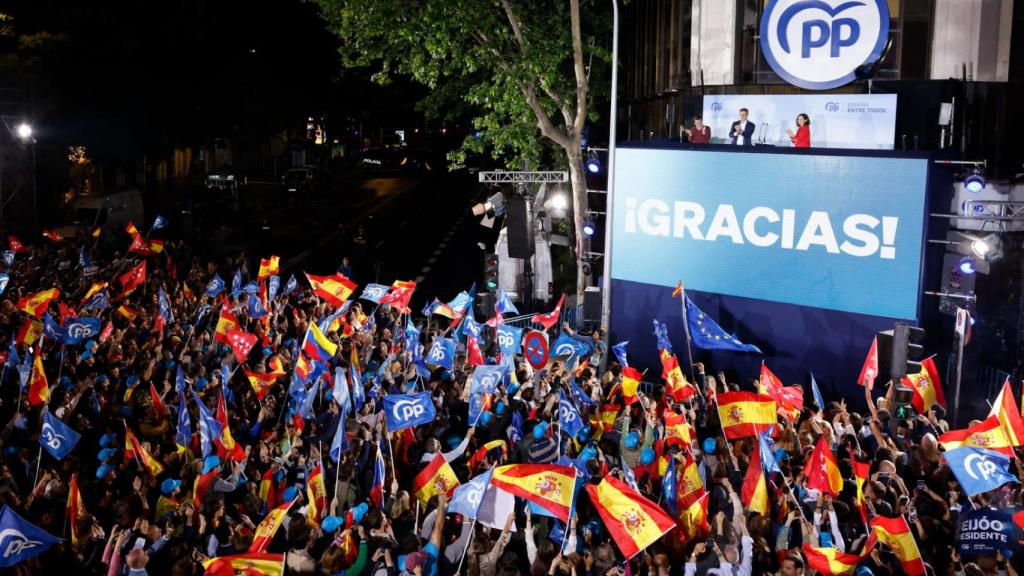 Feijóo, Ayuso y Almeida, eufóricos en el balcón de Génova para celebrar el triunfo del PP el 28-M.