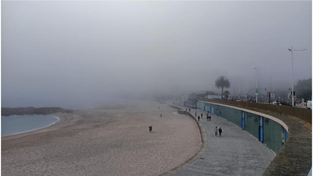 A Coruña amanece cubierta de niebla: El fenómeno persistirá hasta el miércoles