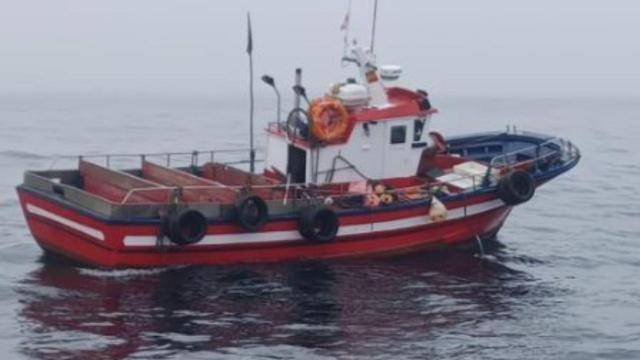 Un tripulante herido de un pesquero en Punta Roncudo (A Coruña) es trasladado a Alvedro