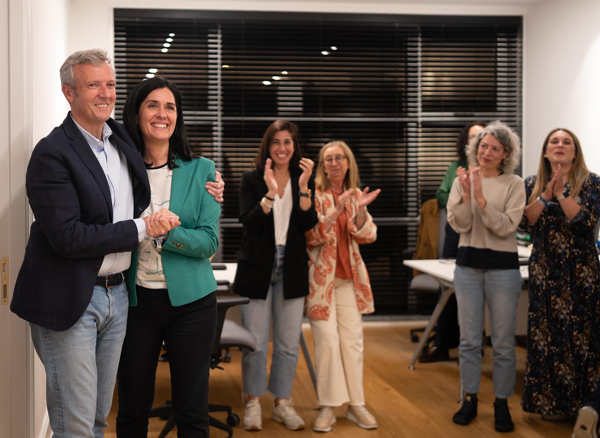 Rueda y Prado, junto a otros dirigentes en la sede del partido durante la noche electoral