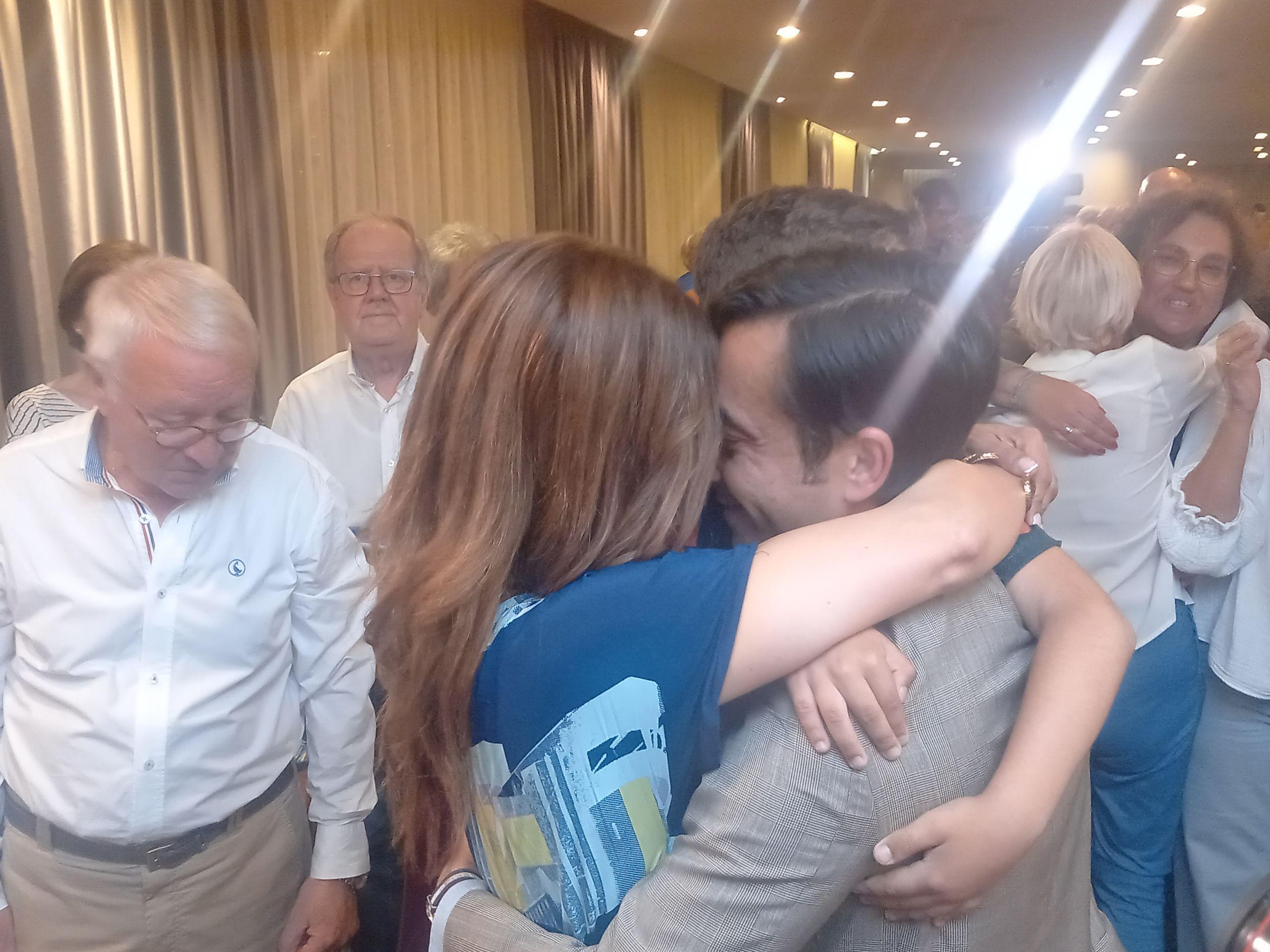 José Manuel Rey se abraza a su hijo y su mujer. Imagen: Quincemil