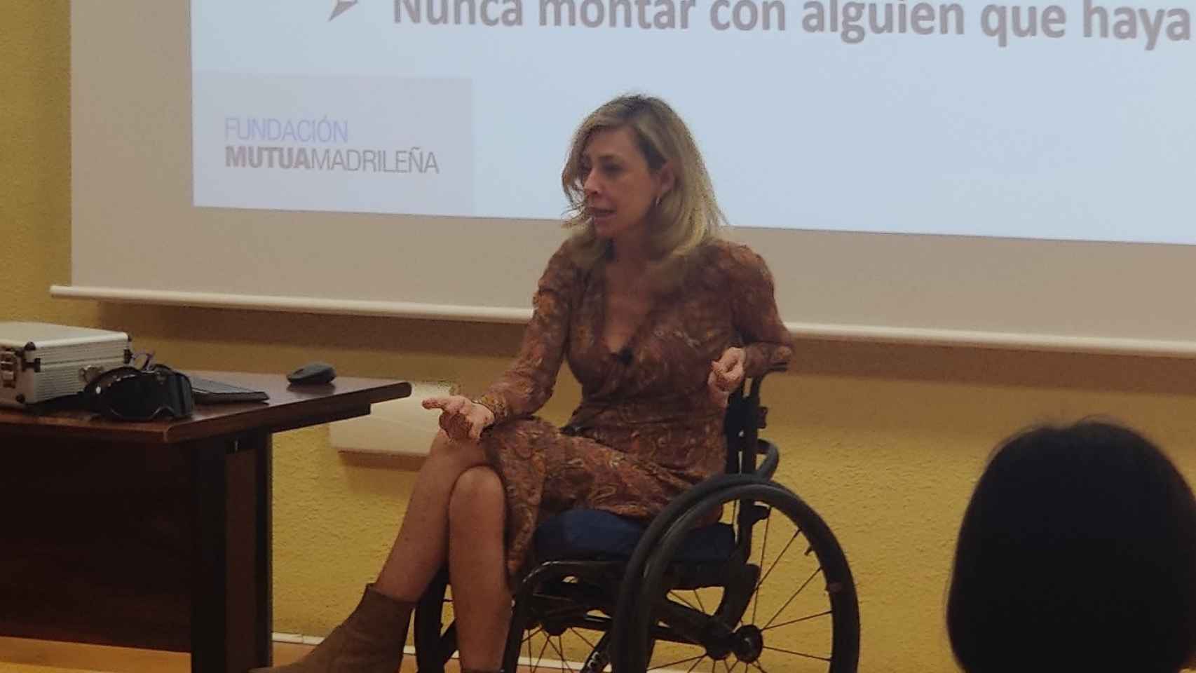 Nuria Pérez impartiendo la conferencia sobre seguridad vial.