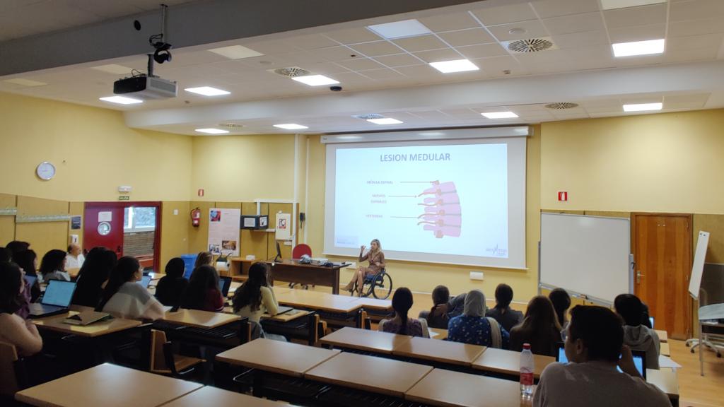 Nuria Pérez explicando los tipos de lesión medular que puede ocasionar un accidente de tráfico.