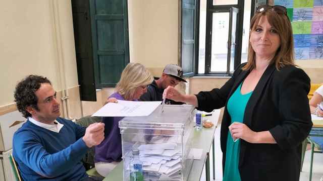 Cristina Cid, regidora de Allariz y candidata del BNG, depositando ayer su voto.