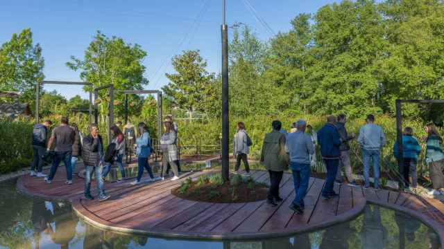 Visitantes pasean por uno de los jardines de esta edición.