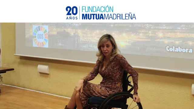 Nuria Pérez, psicóloga, enfermera y educadora de AESLEME impartiendo una conferencia sobre seguridad vial en el Aula II de la Facultad de Medicina de la Universidad Autónoma de Madrid (UAM).