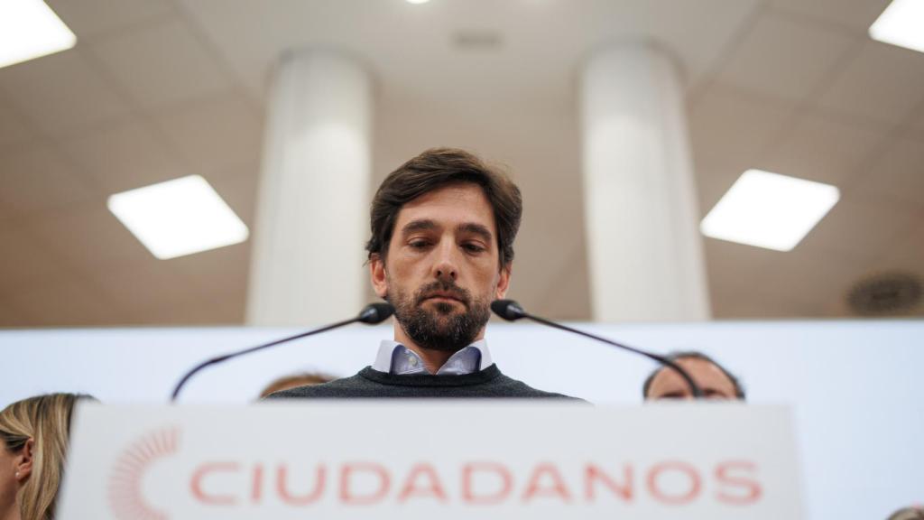 El secretario general de Cs, Adrián Vázquez, durante una rueda de prensa este martes.