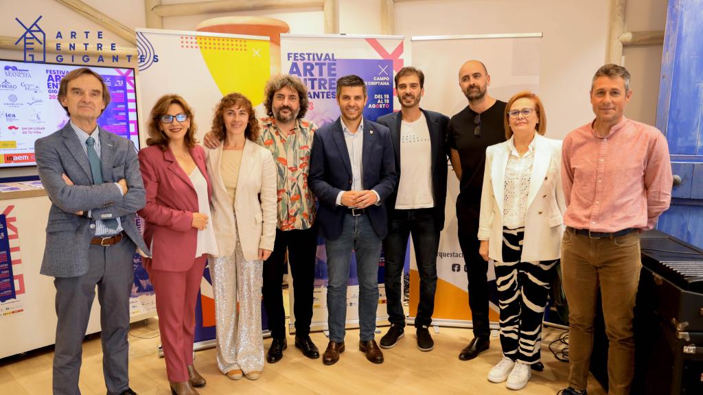 A la izquierda, los periodistas Miguel Ángel Mellado y María Manjavacas, de la SER, ambos de Criptana. En el centro de la foto, el alcalde, Santiago Lázaro, acompañado de músicos, concejales y empresarios.