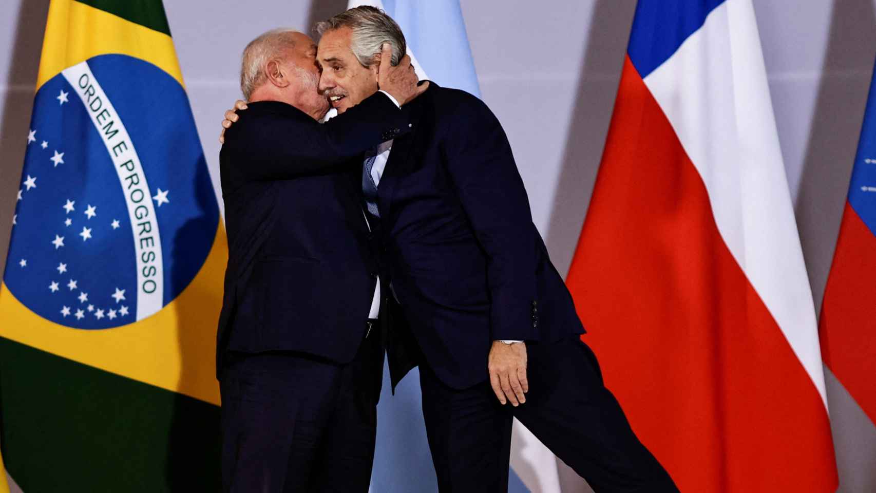 Lula besa a su homólogo argentino, Alberto Fernández, en la cumbre sudamericana de este martes en Brasilia.