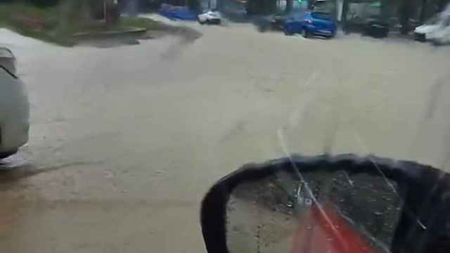 Vídeo grabado por una conductora en el barrio de Gran Vía-Garbinet, con la calle inundada.
