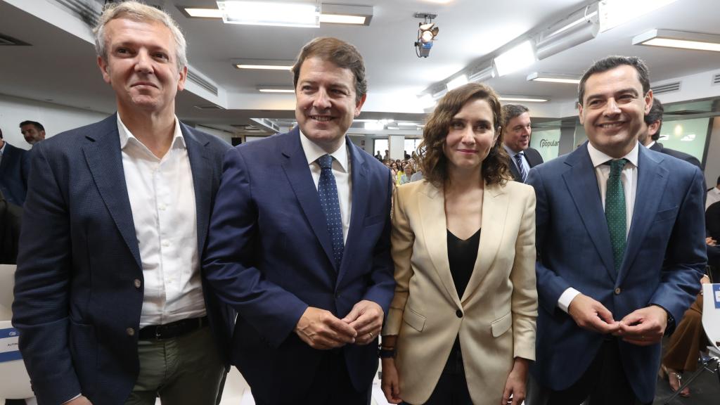 El presidente de Galicia, Alfonso Rueda, el presidente de la Junta, Alfonso Fernández Mañueco, la presidenta de la Comunidad de Madrid, Isabel Díaz Ayuso, y el de Andalucía, Juan Manuel Moreno, en la Junta Directiva Nacional del PP, este martes.