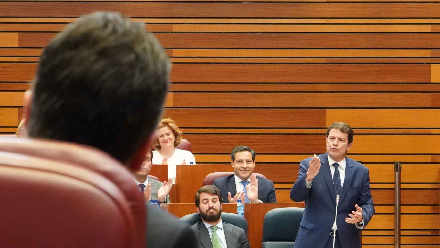 El presidente de la Junta, Alfonso Fernández Mañueco, durante su intercambio dialéctico con el líder de la oposición, Luis Tudanca, en el pleno de las Cortes de este martes.