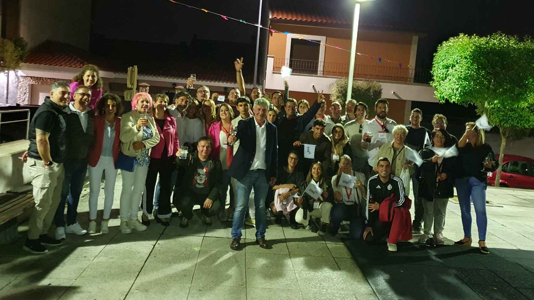 El grupo de Independientes Por Arroyo celebra el triunfo