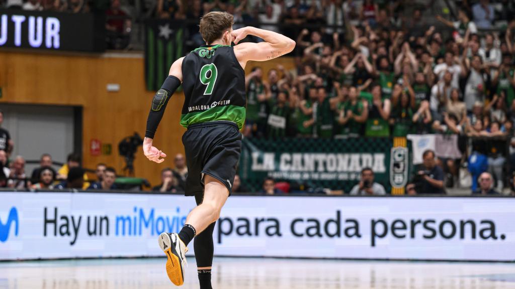 Kyle Guy, celebrando una canasta durante el Joventut - Baskonia del segundo partido de los playoffs