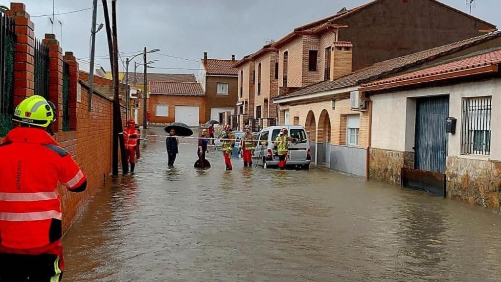 Intervención de los bomberos para rescatar a dos menores en Cebolla. Foto: CPEIS Toledo.