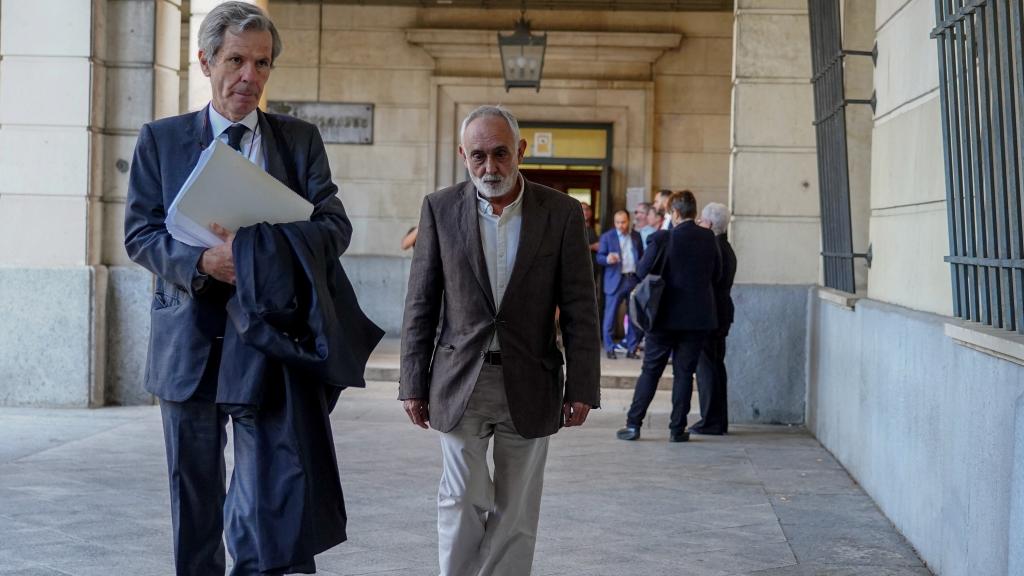 El exdirector técnico de la fundación (Faffe) Fernando José Villén Rueda (d), llegando a la Audiencia Nacional para ser enjuiciado por el caso Faffe.